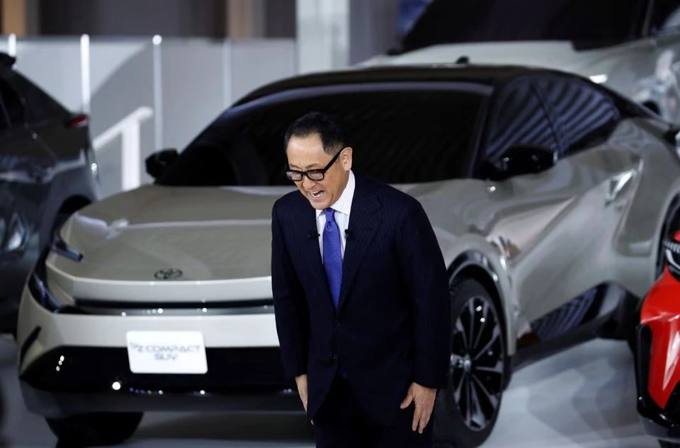 CEO Toyota từ chức: ‘Tôi cần lùi cho người trẻ làm xe điện’