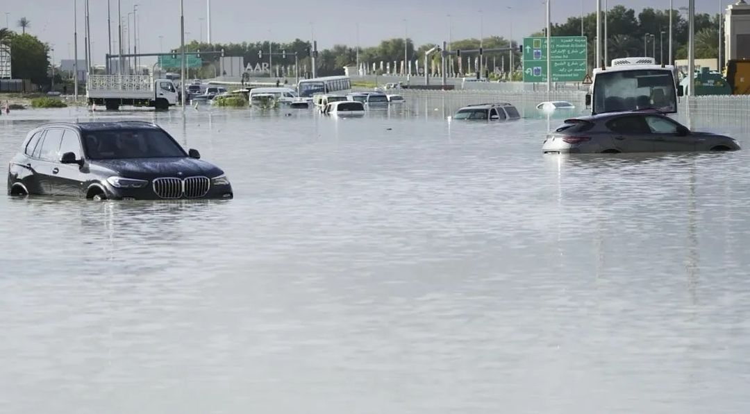 Dubai ngập lụt chưa từng thấy, máy bay lướt trên nước, siêu xe trôi nổi khắp phố