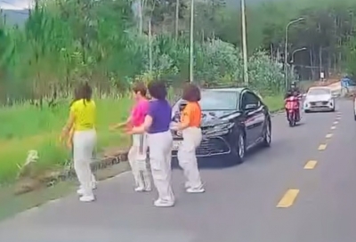 Công an mời nhóm phụ nữ nhảy nhót trước ô tô ở Đà Lạt lên làm việc