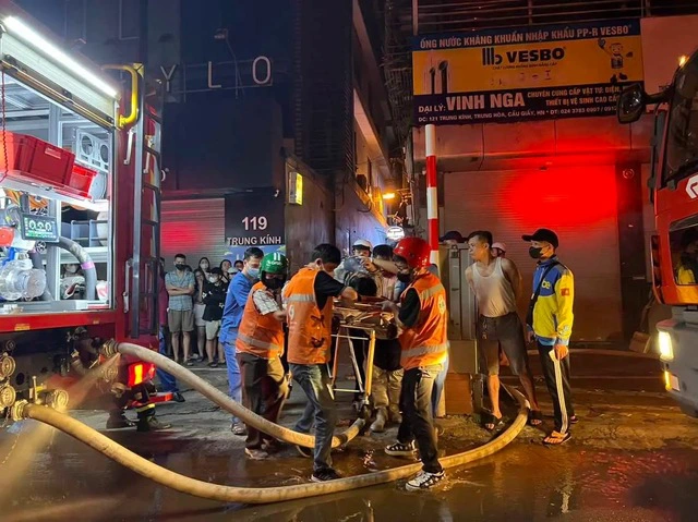 NÓNG: Cháy nhà trọ 5 tầng ở Hà Nội, 14 người t.u v.o.ng