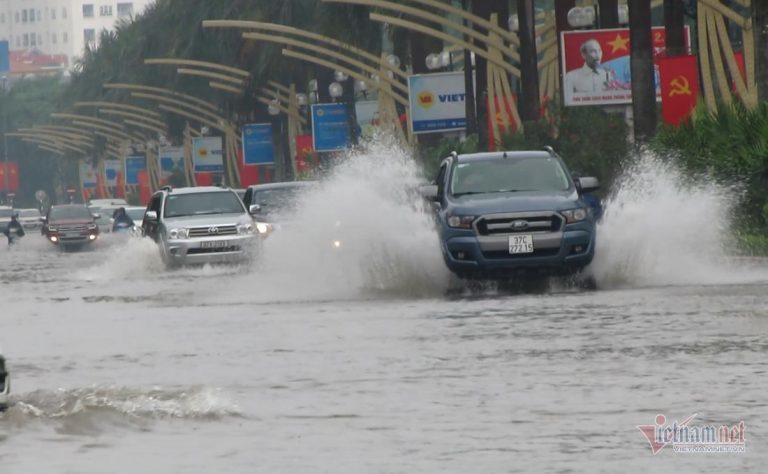 ‘Tài gi:à’ mách bạn 6 nguyên tắc ‘sống còn’ khi lái xe dưới trời mưa, nguyên tắc thứ 6 không một trường lái xe nào dạy bạn