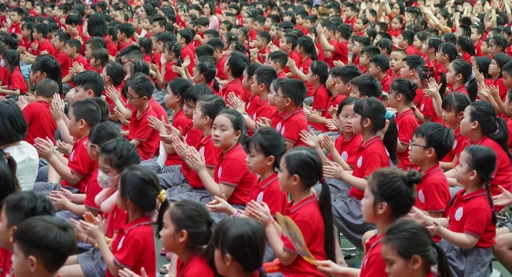 Đồng phục học sinh: “Miếng bánh” thương mại béo bở cho nhà trường?