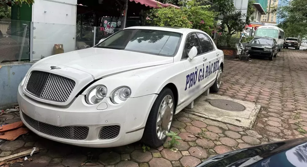 Đại gia Hà Nội dùng xe Bentley bán phở câu khách, nội thất để đồ nghề khiến kh.ông ít người x.ót