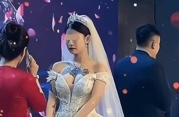 Con dâu GenZ ngày cưới mới để lộ hình mực to dùng trên người, quan khách chỉ trỏ xì xầm, mẹ chồng lên ngay sân khấu h.ành động khiến dâu khóc tức tưởi