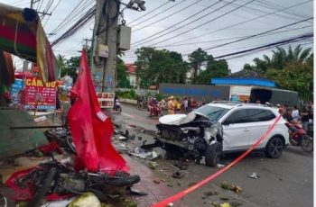 Kinh hoàng khoảnh khắc ô tô m.ất lái tông hàng loạt xe máy và pha nhoài người kịp thời giúp nam thanh niên thoát ch:ết trong tích tắc