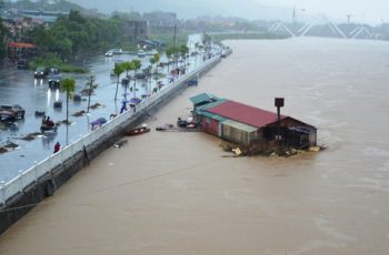 Đêm qua lũ trên sông Thao tại Lào Cai và Yên Bái vượt mức lũ lịch sử năm 2008 và 1968, x;ót xa cảnh người dân kêu c:ứu trên nóc nhà