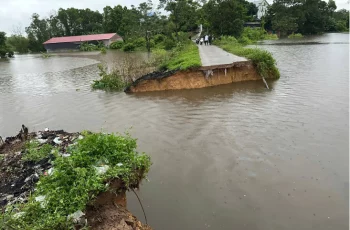 NÓNG: Hà Nội vỡ bờ bao Đầm Khoai (huyện Sóc S.ơn)