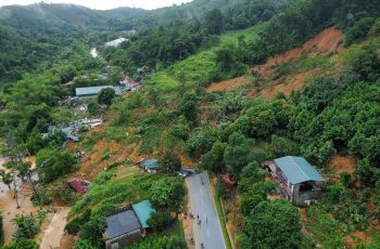 Hiện trường đ.au l.òng tại Hà Giang trong vụ sạt lở đất vùi lấp nhiều phương tiện và nhà dân