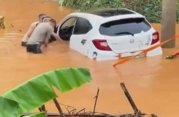 Quá may mắn: Xe con rơi trên cầu Phong Châu bị cuốn đi xa 10km được cứu, 4 người trong xe còn sống