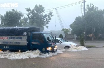 Cách lái xe ô tô đi qua vùng ngập nước an toàn, không chết máy