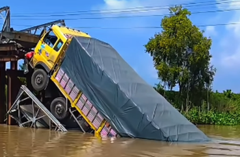 Toàn cảnh hiện trường vụ sập cầu ở An Giang: Tải trọng cầu chỉ 5 tấn, xe tải chở đến… 30 tấn gạch lao qua