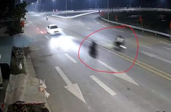 VIDEO: Kinh hoàng vụ xe máy phóng nhanh, tông thẳng vào ô tô, 2 người thương vong ở Thanh Hoá