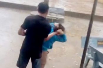 Công an thông tin vụ phụ huynh xông vào trường đánh tới tấp cô giáo, bắt đứng dưới mưa
