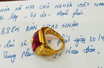 Nhặt được nhẫn vàng gắn đá quý trong túi rác Nhặt được nhẫn vàng gắn đá quý trong túi rác
