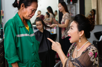 Cô lao công đi gội đầu bị vợ tỷ phú sỉ nhục, 30 phút sau, một người đàn ông bước tới…