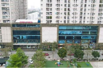 Bé 4 tuổi ném cọc tiền 500 nghìn đồng của bố mẹ qua ban công chung cư ở Hà Nội, cái kết bất ngờ