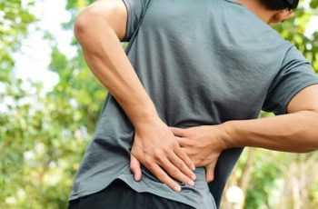 Chàng trai 20 tuổi bị đau lưng suốt 10 ngày, đi khám tại Bệnh viện Bạch Mai phát hiện UT đã di căn khắp cơ thể Chàng trai 20 tuổi bị đau lưng suốt 10 ngày, đi khám tại Bệnh viện Bạch Mai phát hiện UT đã di căn khắp cơ thể