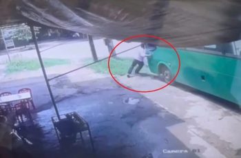 Quảng Ngãi: Ngăn xe buýt trôi, một nhân viên phục vụ bị xe tông tu vong