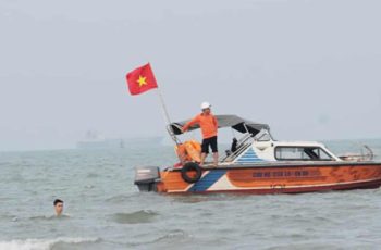 Thương tâm: Đôi nam nữ để lại ô tô trên bờ, xuống tắm biển Cửa Lò thì đ:uối nước không qua khỏi