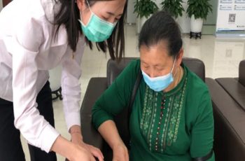 Sau 10 năm tham gia bảo hiểm nhân thọ, đóng hơn 200 triệu đồng, người mua nhận về gần 100 triệu đồng