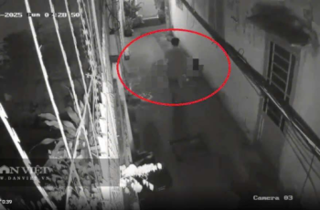 Kinh hoàng: Camera ghi lại hình ảnh con quấn thithe mẹ vào chăn rồi bỏ ra đường ở TP.HCM Kinh hoàng: Camera ghi lại hình ảnh con quấn thithe mẹ vào chăn rồi bỏ ra đường ở TP.HCM