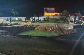 Tìm kiếm người và xe nghi rơi xuống ‘hố tử thần’ ngập nước ở Bắc Kạn