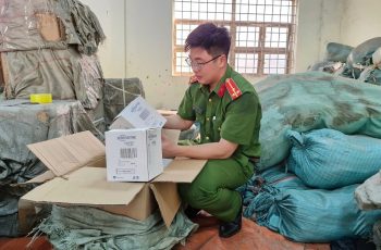 Nóng: Triệt phá đường dây buôn bán dầu gội, kem đánh răng giả quy mô lớn ở Nghệ An Nóng: Triệt phá đường dây buôn bán dầu gội, kem đánh răng giả quy mô lớn ở Nghệ An