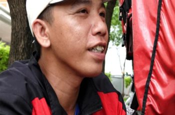 Gặp gỡ nam shipper leo ban công giải cứu bé trai 18 tháng tuổi ở TP.HCM: “Nghe bé khóc mà mình xót, vì mình cũng có con nhỏ” Gặp gỡ nam shipper leo ban công giải cứu bé trai 18 tháng tuổi ở TP.HCM: “Nghe bé khóc mà mình xót, vì mình cũng có con nhỏ”