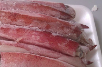 Quảng Ninh thu giữ hơn 25 tấn mực, chân gà bốc mùi