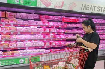 Hình ảnh trái ngược tại các siêu thị TP.HCM sau vụ C.P Việt Nam bị tố bán thịt heo bệnh Hình ảnh trái ngược tại các siêu thị TP.HCM sau vụ C.P Việt Nam bị tố bán thịt heo bệnh