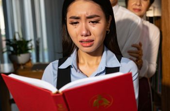 Hai vợ chồng chắt chiu bao nhiêu năm trời mới được 2 tỷ để mua nhà chung cư, mẹ chồng “tốt bụng” liền tặng cho mảnh đất để có nhà mặt đất, ai ngờ tới ngày nhận sổ đỏ tôi như chett lặng khi mở ra xem, chồng tôi có van xin chục lần tôi cũng nhất quyết ly hôn….
