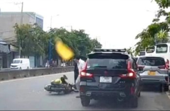 Clip tài xế mở cửa ô tô khiến người đi xe máy té ngã còn đòi bồi thường 3 triệu, cái kết không ai nghĩ đến