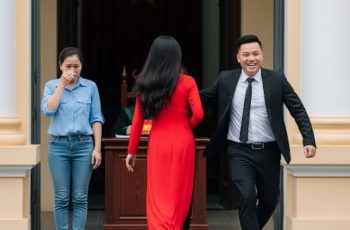 Vừa bước ra khỏi tòa, anh ấy lập tức chạy về phía người tình – khoảnh khắc đó khiến tôi đứng lặng không thốt nên lời