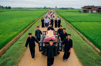 Cụ bà trong làng qua đời ở tuổi 100, tang lễ làm gấp trong đêm vì trùng với lịch cưới cháu, nào ngờ đến lúc đưa ra đồng, xe tang khựng lại không thể nổ máy, cả gia đình xuống kiểm tra thì mới tá hỏa… Cụ bà trong làng qua đời ở tuổi 100, tang lễ làm gấp trong đêm vì trùng với lịch cưới cháu, nào ngờ đến lúc đưa ra đồng, xe tang khựng lại không thể nổ máy, cả gia đình xuống kiểm tra thì mới tá hỏa…