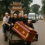 Đám tang vừa đi qua đình làng, chiêng trống bỗng dưng loảng xoảng hết lên dù không ai gõ cả – qu-an tài run bần bật rồi rơi khỏi xe tang