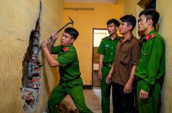 TP.HCM: Phát hiện mùi lạ, chủ nhà kêu người đục tường và phát hiện bí mật rợn người sau lớp gạch