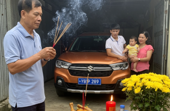 Vì thương con lấy chồng vất vả, tôi và ông xã bàn nhau cho con gái 2 tỷ làm của hồi môn, đủ để con mua một căn chung cư tiện nghi. Tôi nhớ ngày nhận nhà, vợ chồng con gái liên tục cảm ơn tôi. Các con nói sẽ cho vợ chồng tôi một phòng để đến sau này chúng tôi muốn qua ở thì sẵn dùng. Từ lúc cháu ngoại đi mẫu giáo cho đến khi đi học, tôi là người đưa đón cháu. Rồi tiền sữa uống, tiền đồ chơi, quần áo đều là vợ chồng tôi mua cho. Lớn hơn một chút là là tiền học. Con gái tôi thường xuyên than rằng kinh tế gia đình khó khăn nên không đành lòng để con chịu khổ. Để rồi cho đến 1 ngày, bà thông gia quyết định tặng vợ chồng chúng nó 1 chiếc xe, cũng là lúc bộ mặt của con gái tôi lộ rõ…