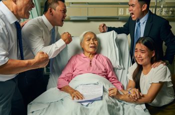 8 năm chăm sóc mẹ già không 1 lần kể công, tới khi mẹ hấp hối 4 anh trai và các chị dâu mới lũ lượt về đòi chia chác tài sản, nhưng chỉ 1 câu nói của mẹ già, tất cả đã phải quỳ xuống dưới chân giường mà khóc vì ân hận, tờ di chúc đã rõ…