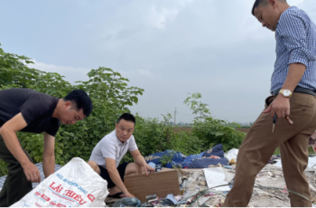 Hàng nghìn thỏi son bị đổ bỏ ven đường ở Hà Nội, người dân vô tư nhặt mang về dùng: “Nãy tôi dùng rồi, có sao đâu”