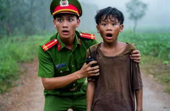 Cậu bé nhặt rác vô tình nhặt được chiếc đài cũ phát ra âm thanh kỳ lạ, cảnh sát run rẩy khi bật lên Cậu bé nhặt rác vô tình nhặt được chiếc đài cũ phát ra âm thanh kỳ lạ, cảnh sát run rẩy khi bật lên