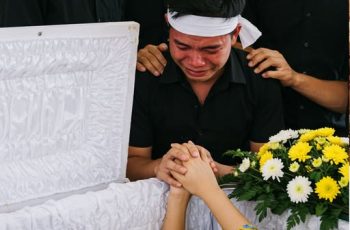 Người chồng đau khổ vuốt má vợ lần cuối trước khi đóng nắp quan tài nhưng khi vừa rời tay, má cô bất ngờ rơi ra một lớp, để lộ ra một khuôn mặt khiến họ hàng chết sững bỏ chạy, hóa ra… Người chồng đau khổ vuốt má vợ lần cuối trước khi đóng nắp quan tài nhưng khi vừa rời tay, má cô bất ngờ rơi ra một lớp, để lộ ra một khuôn mặt khiến họ hàng chết sững bỏ chạy, hóa ra…