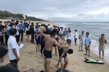 30 giây ngắn ngủi ghi lại khoảnh khắc hơn 20 người bị sóng cuốn ở Cửa Lò: Thế này s;ợ đi biển đến già