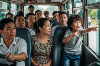 Vừa mới lên xe khách, cậu bé ngồi gần cửa đòi “cho con xuống, có người bảo phải xuống ngay”, tài xế vẫn mặc kệ phóng đi và rồi sau đó…