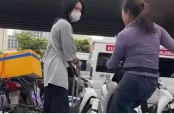 Phạt 2,5 triệu đồng người phụ nữ bán nước xua đuổi cô gái trẻ ở khu vực Bến xe Mỹ Đình Phạt 2,5 triệu đồng người phụ nữ bán nước xua đuổi cô gái trẻ ở khu vực Bến xe Mỹ Đình