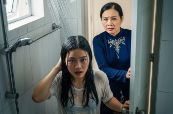 Con dâu Đi làm về tối nào cũng tắm rất lâu mẹ chồng lén rồi lập tức báo công an