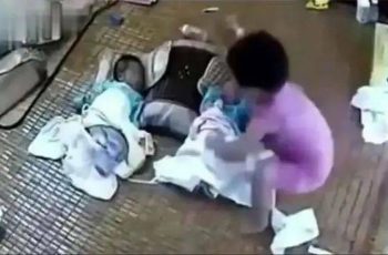 Mẹ trẻ vội đi vệ sinh, để con gái 5 tuổi trông cặp sinh đôi mới đầy tháng và bi kịch đã xảy ra ngay sau đó Mẹ trẻ vội đi vệ sinh, để con gái 5 tuổi trông cặp sinh đôi mới đầy tháng và bi kịch đã xảy ra ngay sau đó
