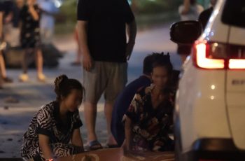 Cảnh tượng xé lòng: Người vợ trẻ ngã quỵ bên thi thể chồng sau vụ ô tô tông liên hoàn ở Hà Nội