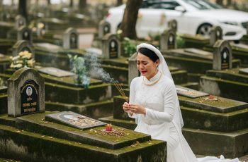 Người phụ nữ đi thăm m:ộ chồng trước ngày đi bước nữa, vừa mới thắp được nén nhang thì thấy mộ tự bốc cháy ngùn ngụt và rồi sáng hôm sau đúng lúc đón dâu thì…