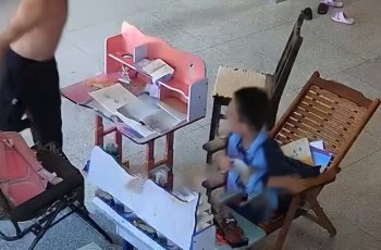 Camera ghi lại cảnh ông nội dạy cháu trai học bài, toàn bộ diễn biến ai xem cũng đau lòng