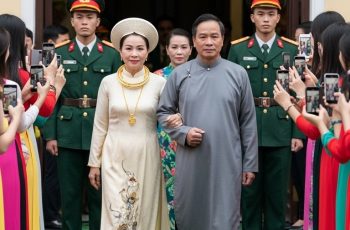 Cưới con bé nhà quê, giờ con phải chịu thôi. Nhà mình đâu có hợp với người như vậy… Cưới con bé nhà quê, giờ con phải chịu thôi. Nhà mình đâu có hợp với người như vậy…